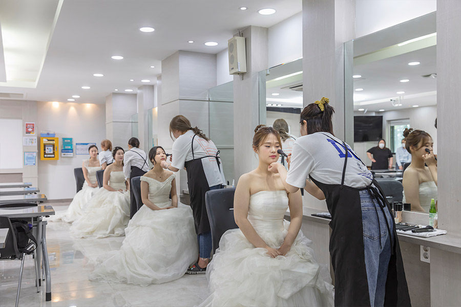 메이크업 실습을 하고 있는 학생들 모습